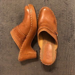 Ugg Charlotte tan clogs size 7.5 shearling